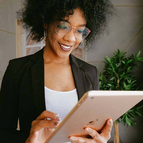 Photo of a lady taking notes on a tablet. When preparing an offer for you we listen carefully to your needs and make a tailor-made offer.